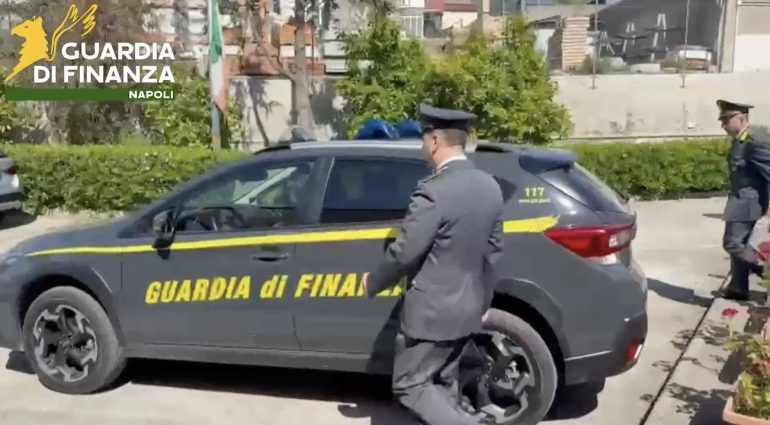 Sognava un posto fisso nella Finanza, truffa da 70mila euro, a giudizio padre di noto influencer