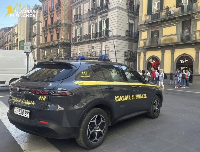 Napoli, blitz anti-contraffazione in via Toledo: sequestrati 10mila articoli abusivi