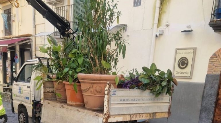 Napoli, Materdei: rimosse 59 fioriere abusive, liberate le strade del quartiere