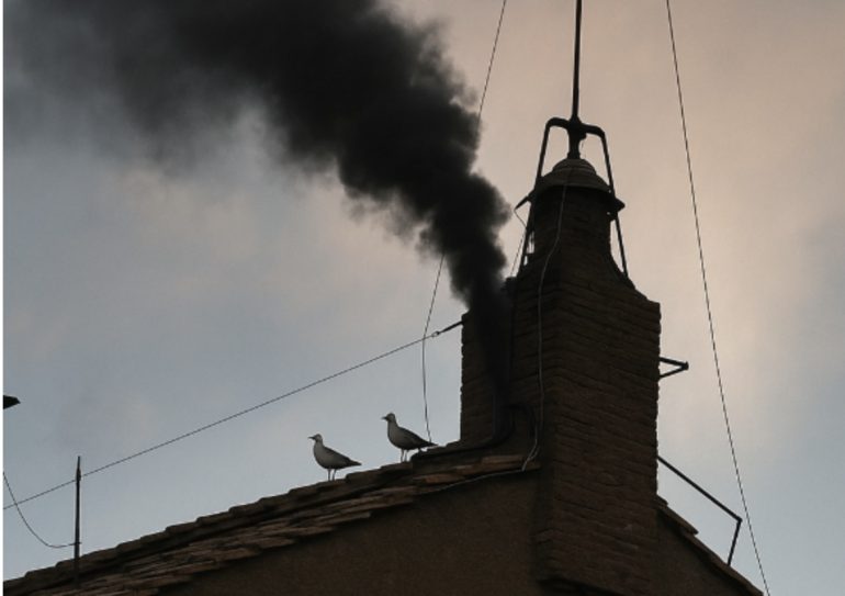 Conclave, prima fumata nera: oltre 45mila fedeli in piazza San Pietro