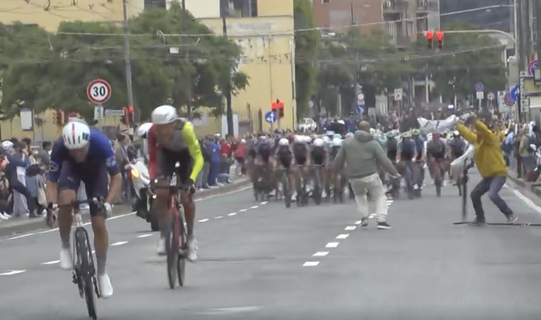 Napoli, folle gesto al Giro D’Italia: 67enne si lancia sui ciclisti: denunciato