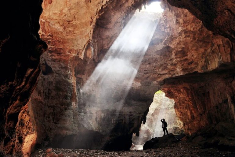 Nel 2023, alcuni ricercatori sono entrati in una caverna remota e hanno trovato l’ultimo tesoro archeologico di questo paese