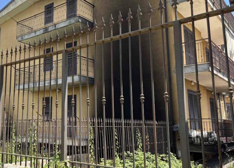 Giugliano, auto incendiata in un bene confiscato alla camorra