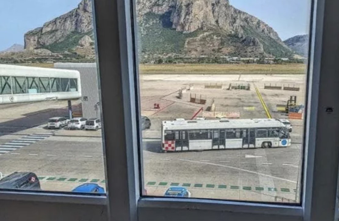 Incendio sul Monte Pecoraro, disagi all’aeroporto di Palermo: voli dirottati