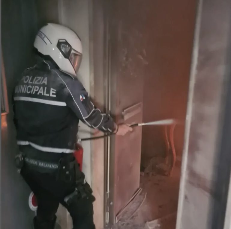 San Giorgio, incendio in abitazione: la Polizia Municipale scongiura la tragedia