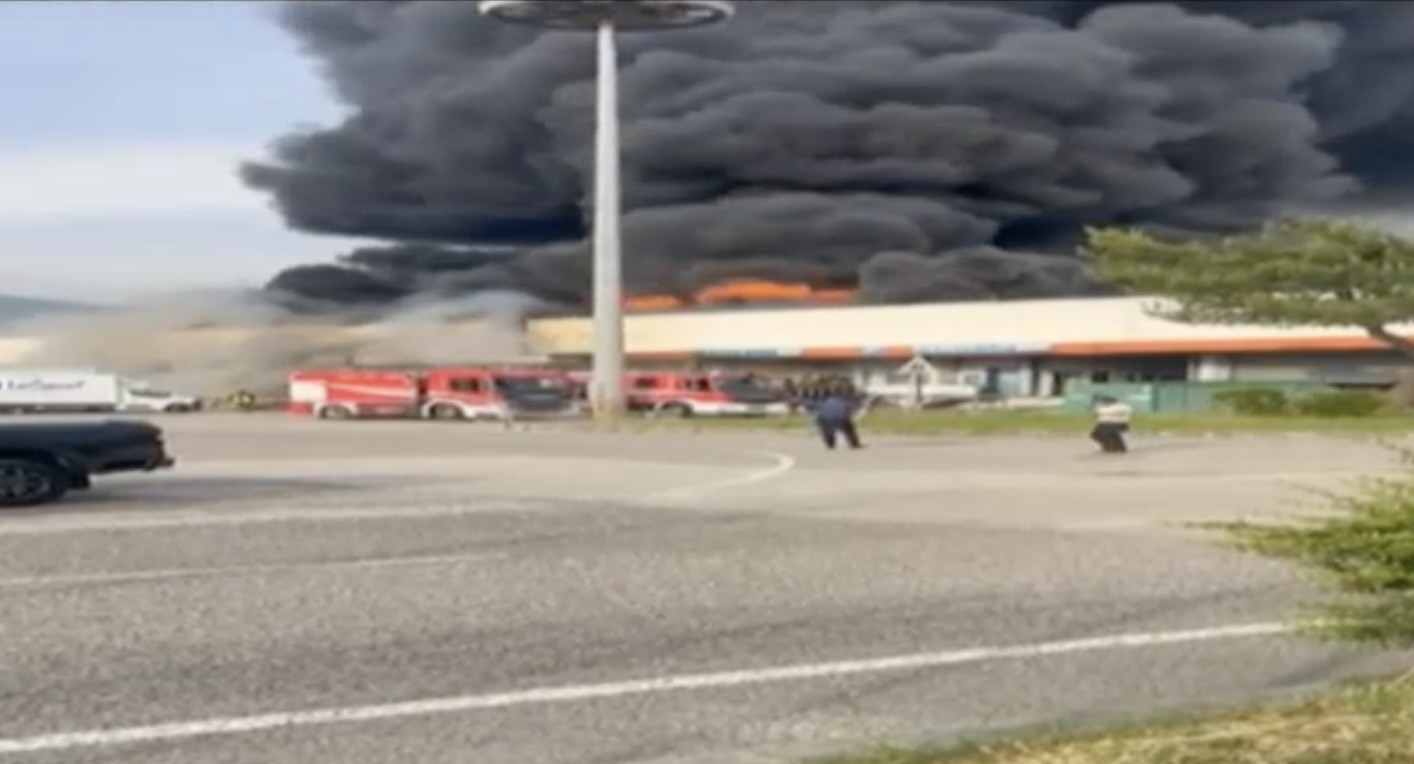 Vasto incendio all’Interporto di Nola: fiamme in deposito di plastica, colonna di fumo visibile a distanza