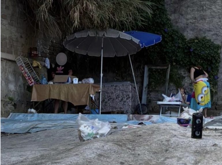 Napoli, lido abusivo sullo scoglione di Marechiaro
