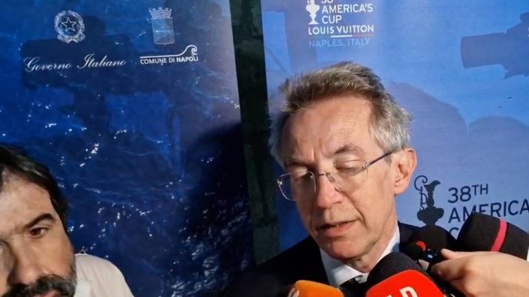 Manfredi: «Resto a Napoli, avanti con sviluppo e risanamento»