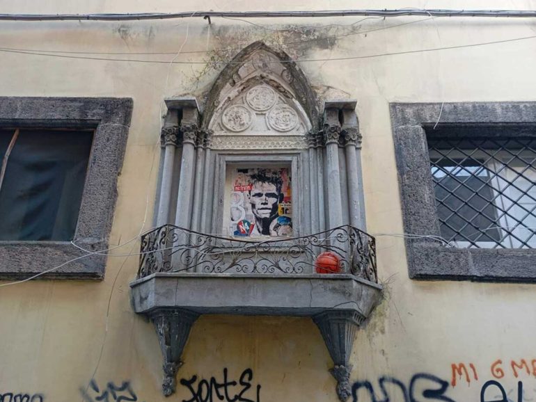 Napoli, McTominay diventa santo laico: la sua immagine in una cappella votiva del centro storico