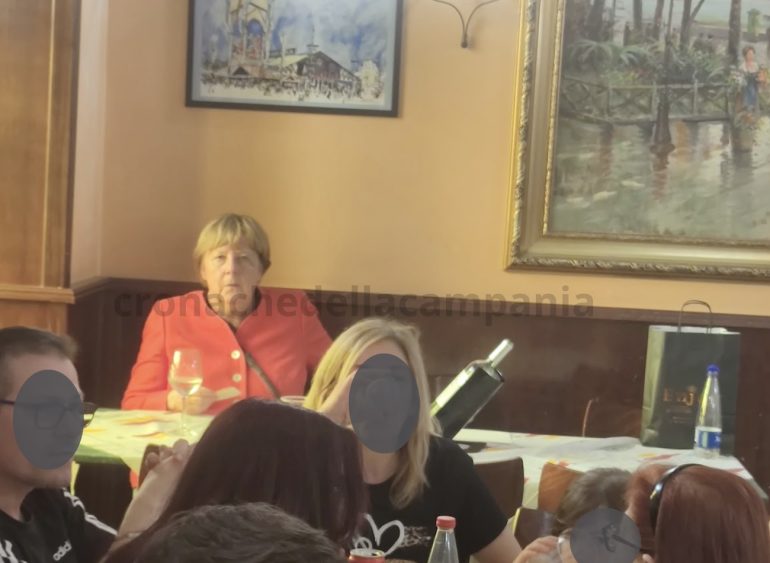 Angela Merkel a Napoli, mangia la pizza da Pellone