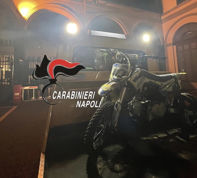 Napoli, bimbo di 9 anni sfreccia su mini-moto 100cc in zona pedonale: denunciati i genitori