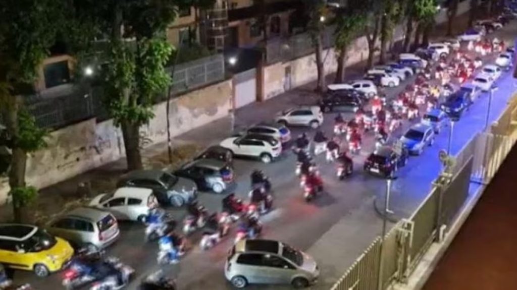 Napoli, migliaia di motorini stanotte a Fuorigrotta per “disturbare” il sonno del Cagliari
