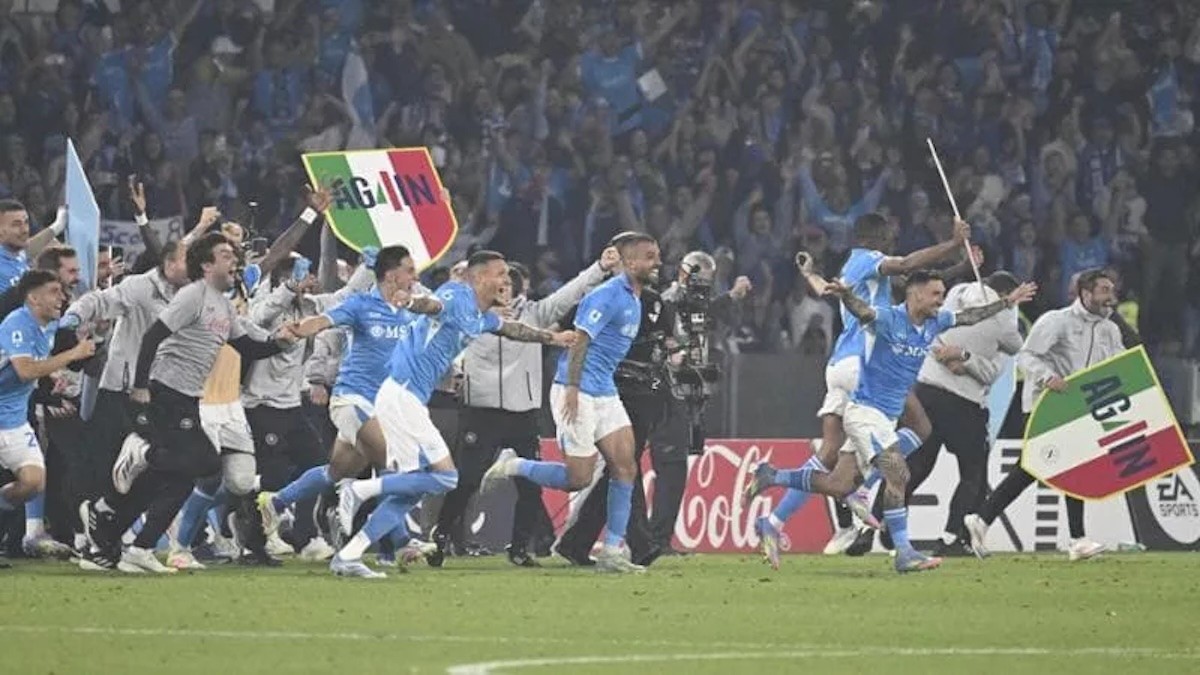 Il telecronista inglese urla Amm’ vinciut’ alla vittoria dello scudetto del Napoli. Il video virale