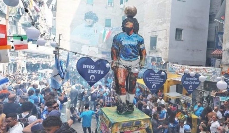 Diego eterno: ai Quartieri Spagnoli la statua di cartone di Maradona alta 6 metri