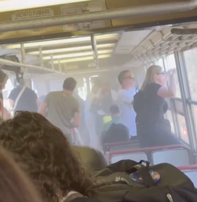 Circumvesuviana, caos tra Torre Annunziata e Pompei: treno fermo per fumo, passeggeri a piedi