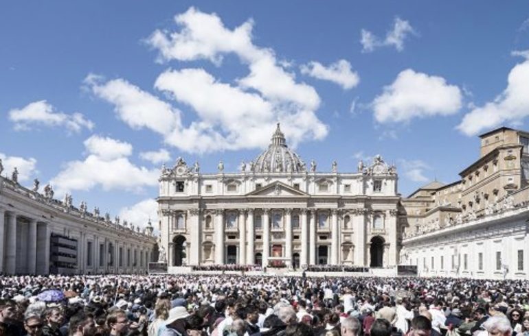 Applausi a Piazza san Pietro alla fumata bianca: “Viva il Papa”