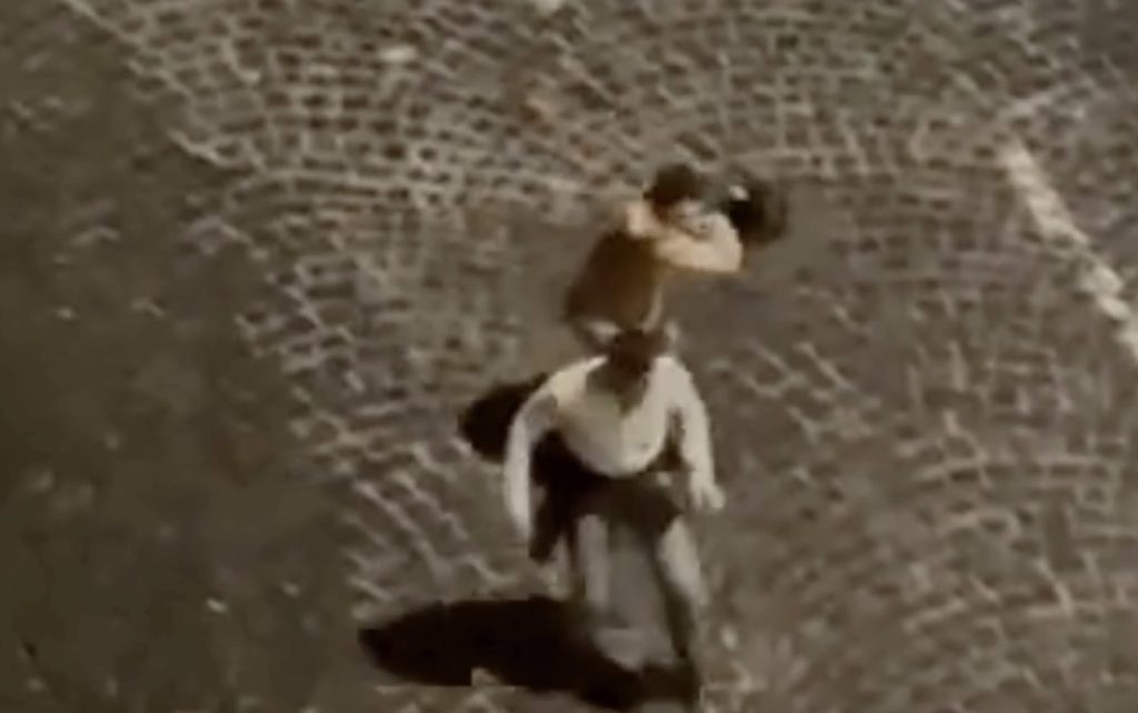 Napoli, branco aggredisce un uomo a colpi di casco: il video choc