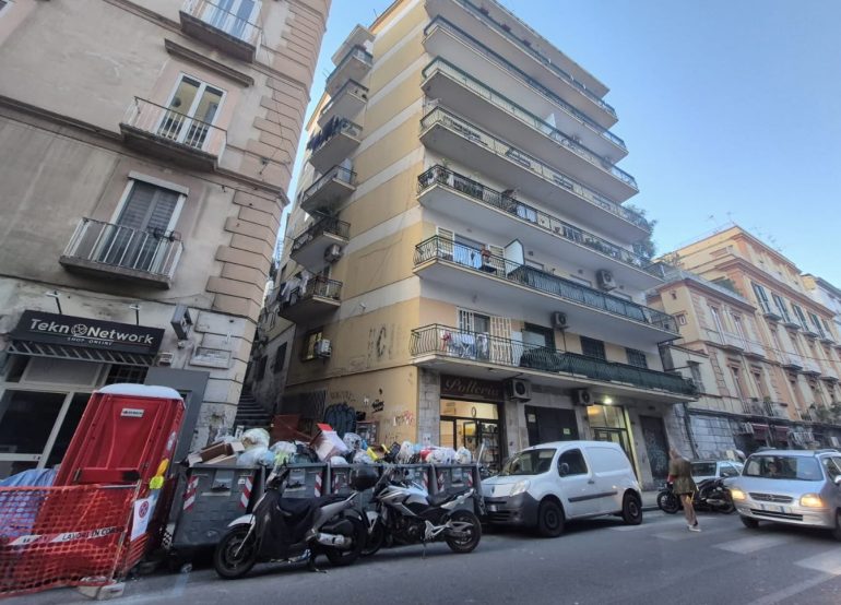 Napoli: Corso Vittorio Emanuele ostaggio dei rifiuti, cittadini indignati e turisti sgomenti