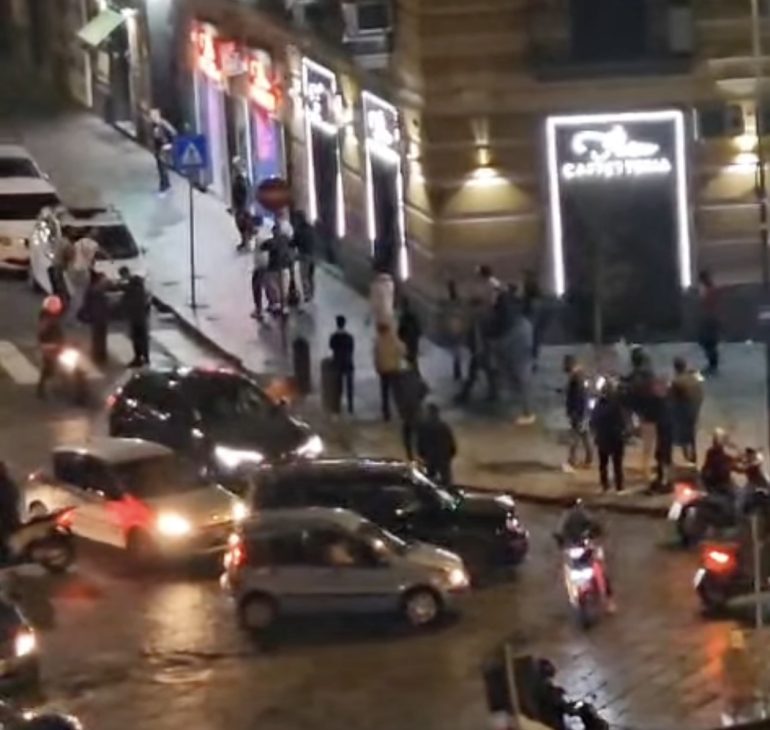 Napoli, violenta rissa a Porta Capuana: machete e bottiglie sotto gli occhi dei turisti