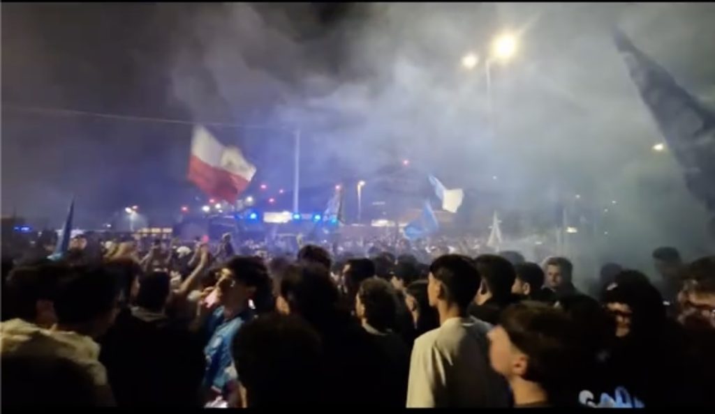 Apoteosi azzurra a Capodichino: migliaia di tifosi accolgono il Napoli