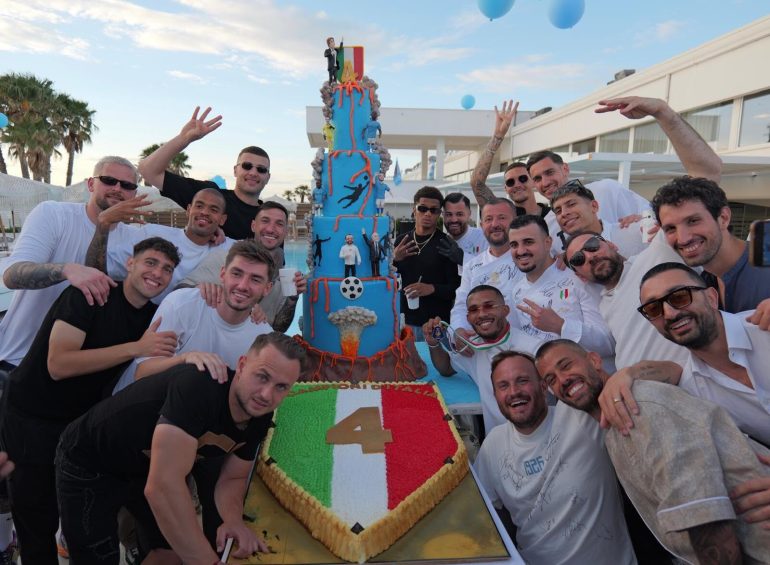 Il Napoli festeggia lo scudetto con le torte monumentali di Poppella