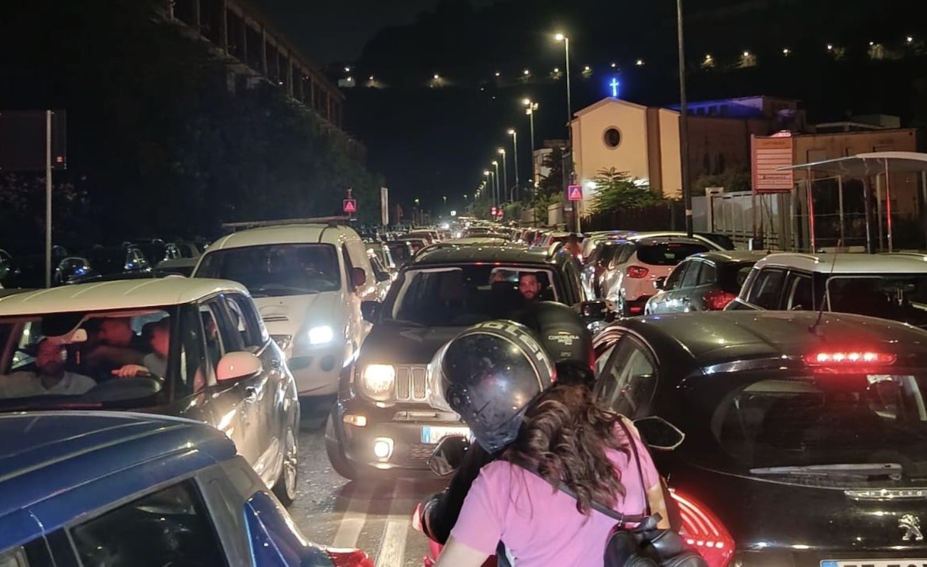 Napoli, caos movida a Bagnoli: situazione fuori controllo
