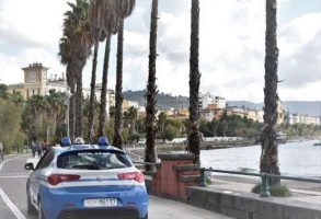Spaccio sul lungomare di Salerno, arrestato un uomo con droga e contanti