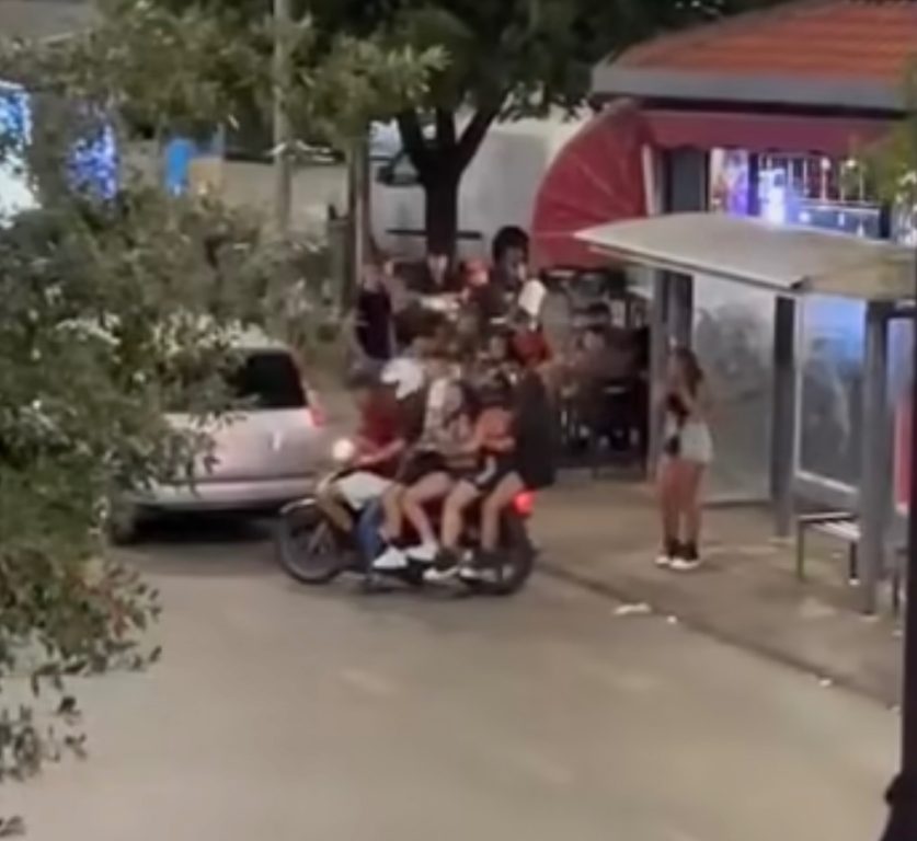 Follia a Salerno: 6 adolescenti su uno scooter e senza casco