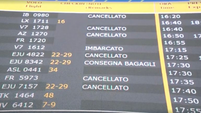 Napoli, caos all’aeroporto: 86 voli cancellati e ritardi per un guasto al radar