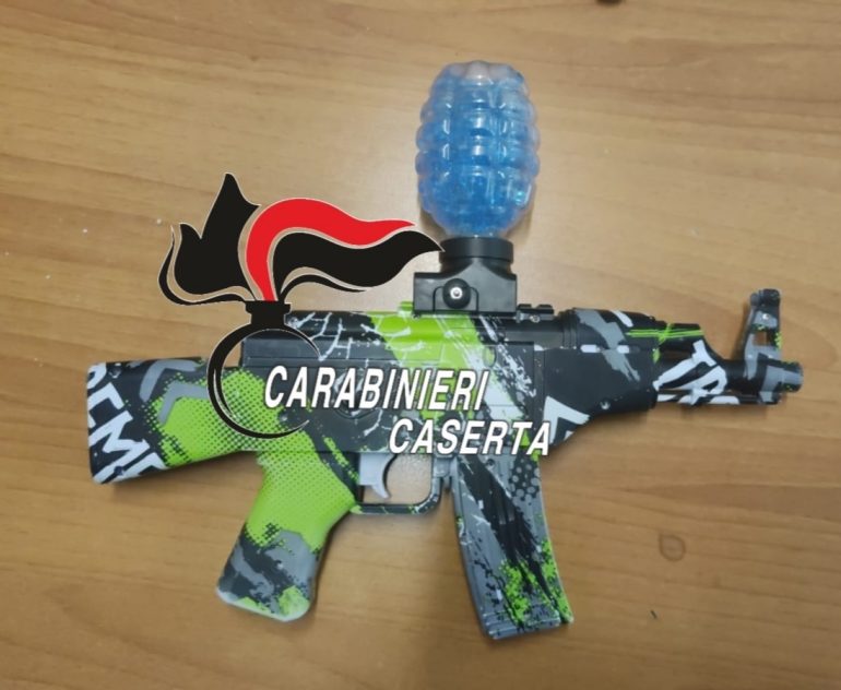 Aversa, sparavano pallini di gomma ai passanti: denunciati due giovani