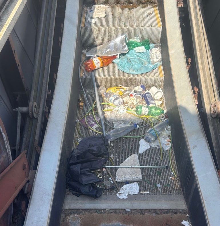 Centro Direzionale di Napoli al collasso: scale mobili trasformate in discariche