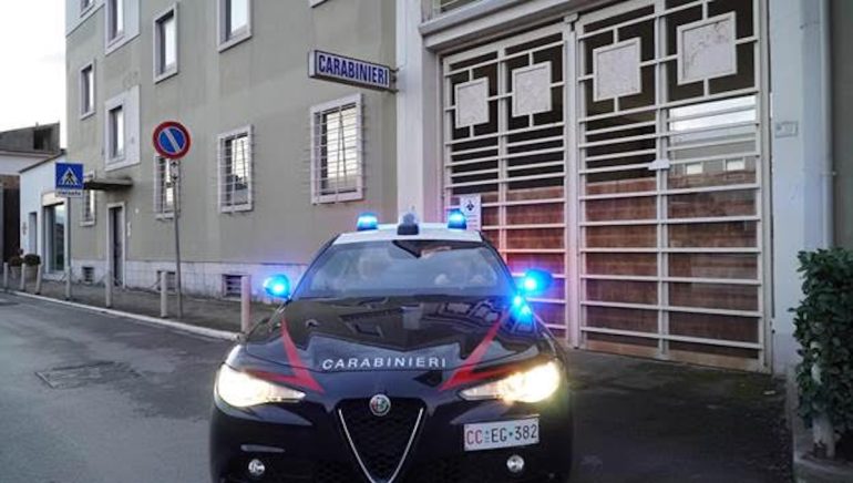 Orta di Atella, pusher tenta di aggredire i carabinieri con una lastra di marmo: arrestato