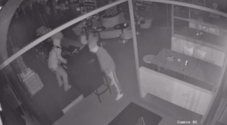 Salerno, furti a raffica in bar e ristoranti: due arresti