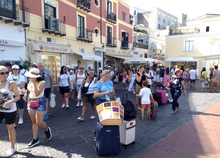 Capri, il comune dice NO ai “buttadentro” e alla pubblicità ambulante