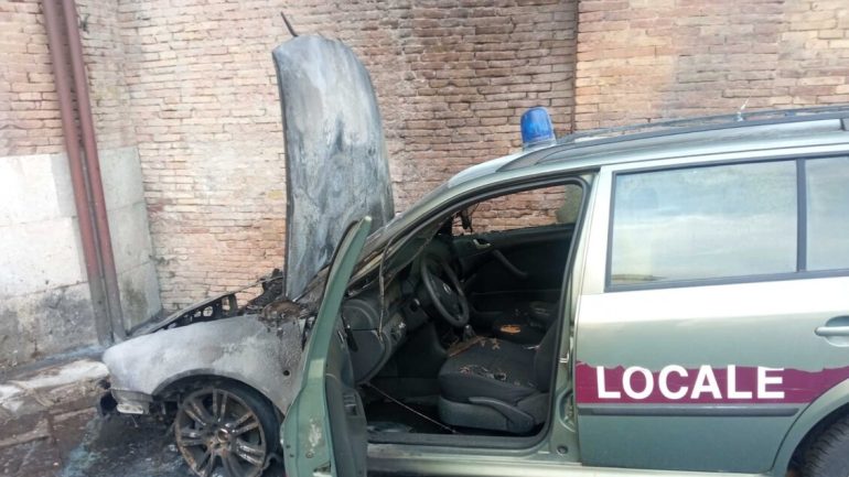 Avellino, auto della polizia provinciale in fiamme nel carcere borbonico