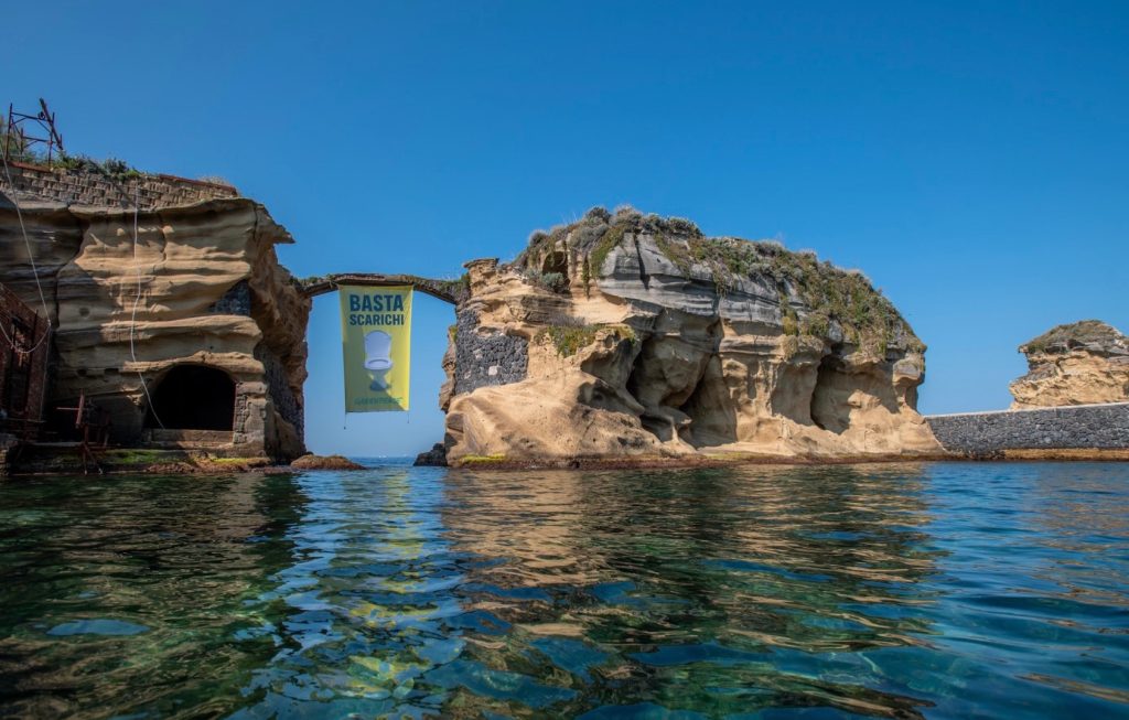 Naples, Greenpeace displays banner at Gaiola: “Enough sewage”