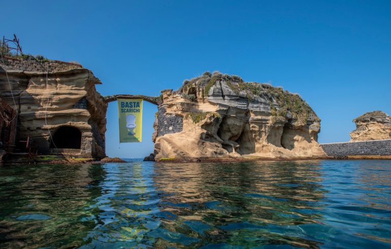 Napoli, Greenpeace espone striscione alla Gaiola: “Basta scarichi”