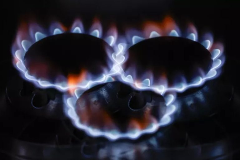 Aumenta i prezzi di gas e petrolio: timori per la chiusura dello Stretto di Hormuz