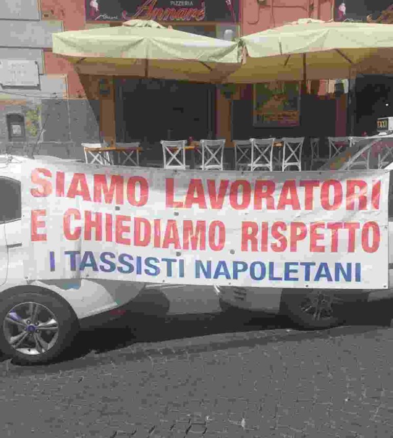 Napoli, stop al parcheggio taxi in piazza del Gesù: protesta degli autisti