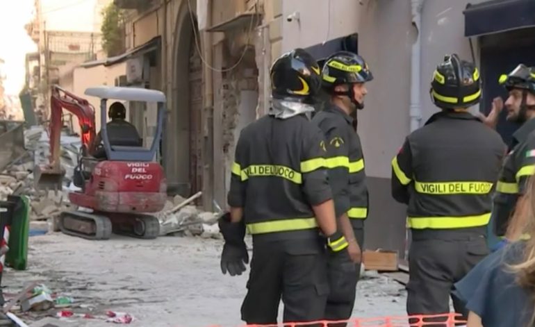 Napoli, ladro sorpreso a rubare in un deposito nella strada dell’esplosione
