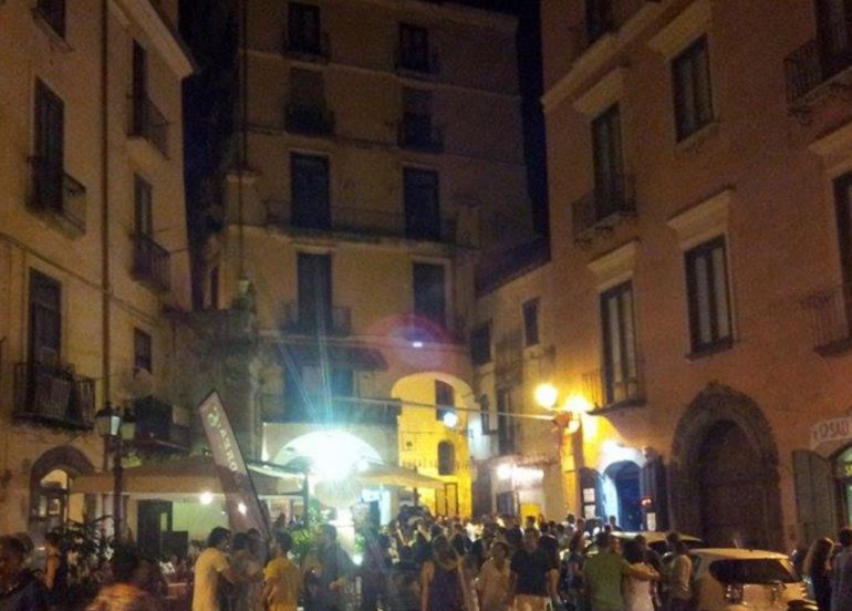 Salerno, lite violenta con sgabelli: 35enne in prognosi riservata
