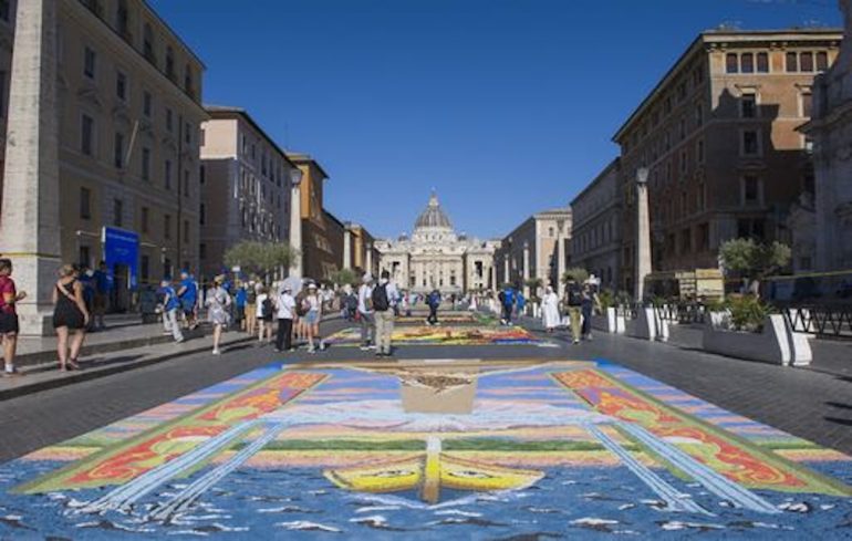 Migliaia volontari delle Pro Loco e infioratori colorano Piazza San Pietro e via della Conciliazione