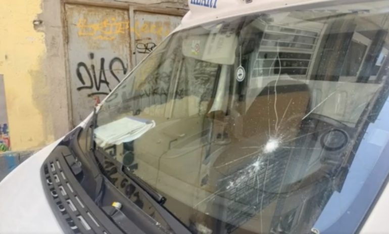 Napoli, nuovo assalto a un’ambulanza: bottiglia contro il parabrezza durante un soccorso in un centro migranti