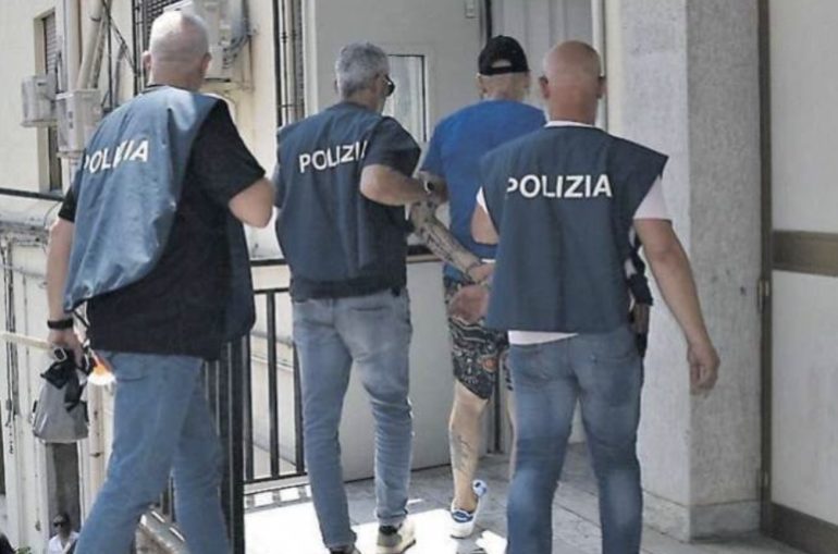 Salerno, il rapinatore violento incastrato dal tatuaggio col serpente
