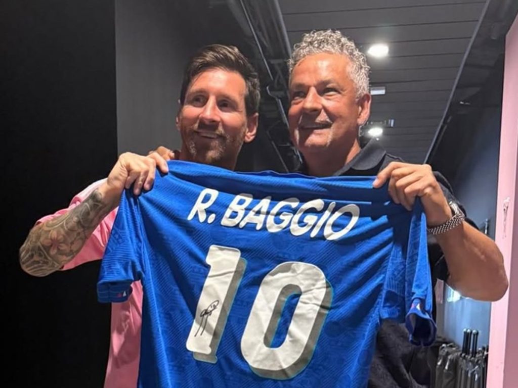 Miami, abbraccio tra leggende: Messi incontra Baggio e riceve la maglia n.10 dell’Italia