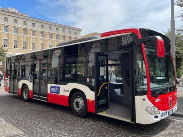 Napoli spinge sull’elettrico, altri 15 bus green entrano in servizio nella flotta Anm