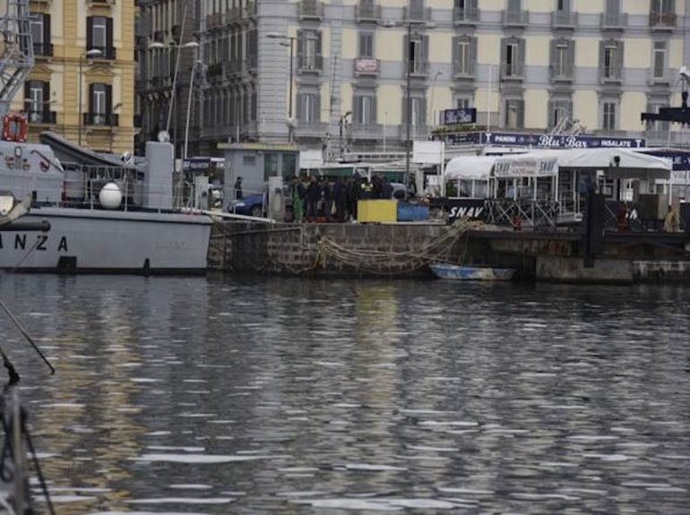 Giallo sul lungomare di Napoli: cadavere affiora tra le barche