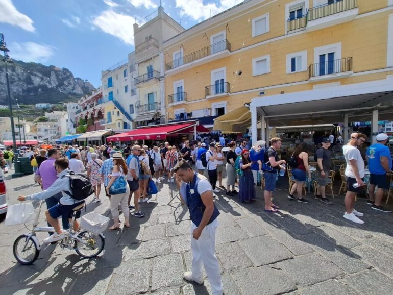 Capri rivoluziona l’accoglienza turistica: funicolare prioritaria per ospiti hotel e nuovi Info Point
