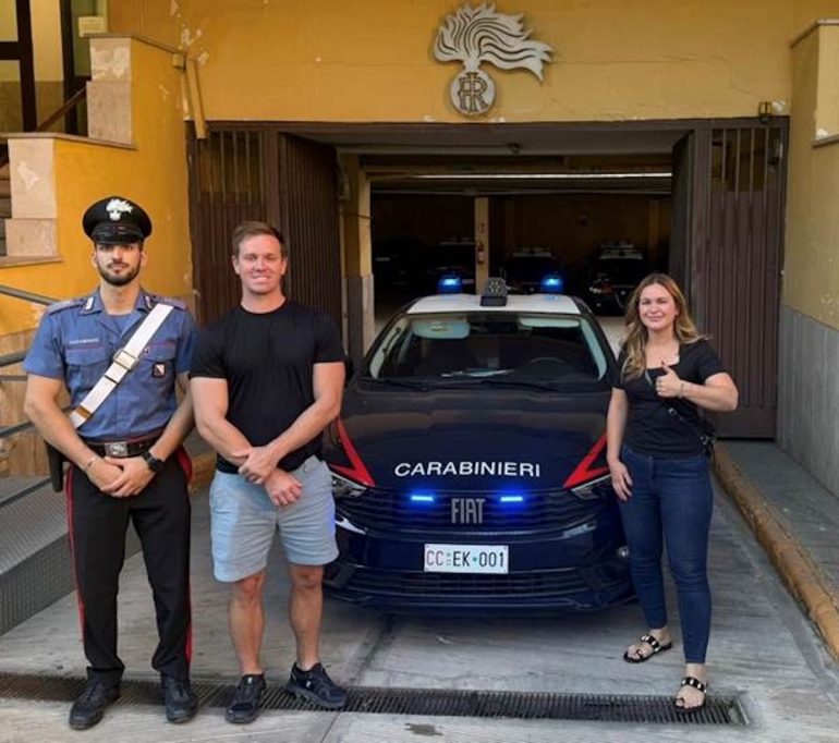 Aversa, carabinieri restituiscono borsello con 800 euro a turista americana
