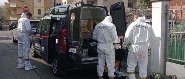 Orrore a Quarto, uccidono il padre e lo nascondono in una cassapanca: arrestati